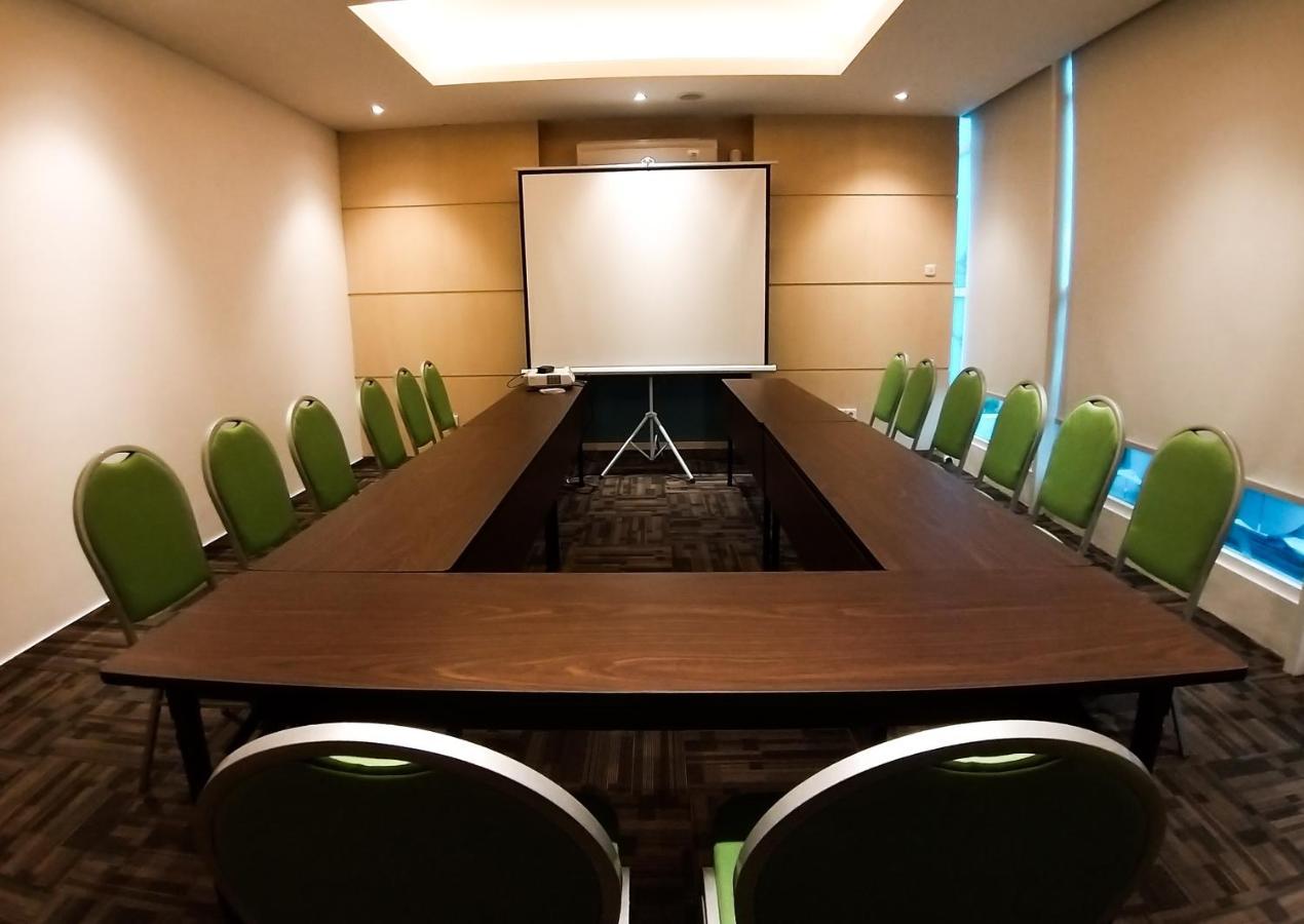 Zest Parang Raja Solo By Swiss-Belhotel International Bonorejo Esterno foto